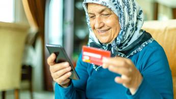 سيدة مسنة باستخدام الخدمات المصرفية عبر الإنترنت