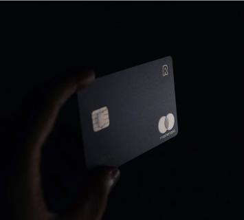 بطاقة أعمال سوداء للشركات على خلفية سوداء