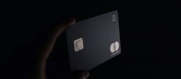 بطاقة أعمال سوداء للشركات على خلفية سوداء