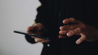 رجل يستخدم جهازه المحمول للخدمات المصرفية الشخصية