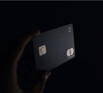 Person holding a credit card