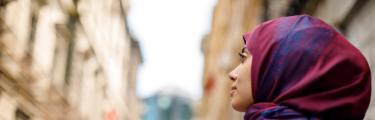 المرأة التي تمشي الماضي المتاجر