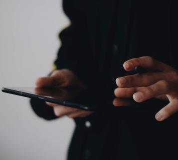رجل يستخدم جهازه المحمول للخدمات المصرفية الشخصية